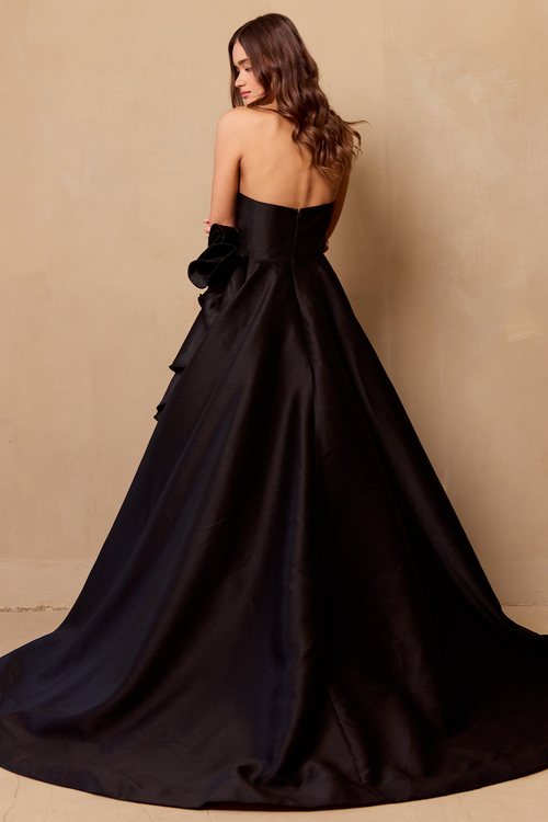 This ballgown features a strapless sweetheart neckline with an A-line silhouette. This gown has a dramatic architectural rosette along the hip that cascades down the skirt. This had red carpet vibes for your next prom or formal event.

ACE SU085