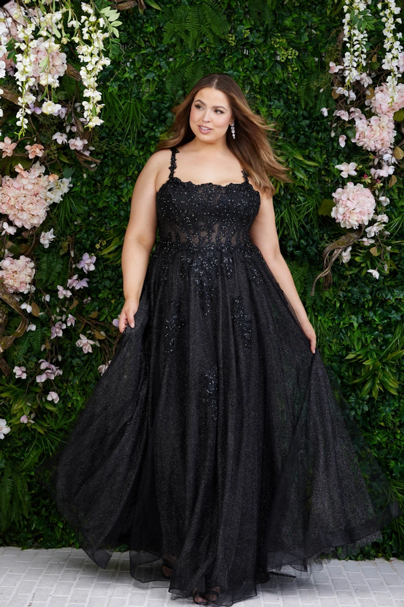 This dress features a straight across neckline with a sheer lace bodice and a lace and tulle skirt. This dress is romantic and could be perfect for your next prom or formal event.

LU 8846